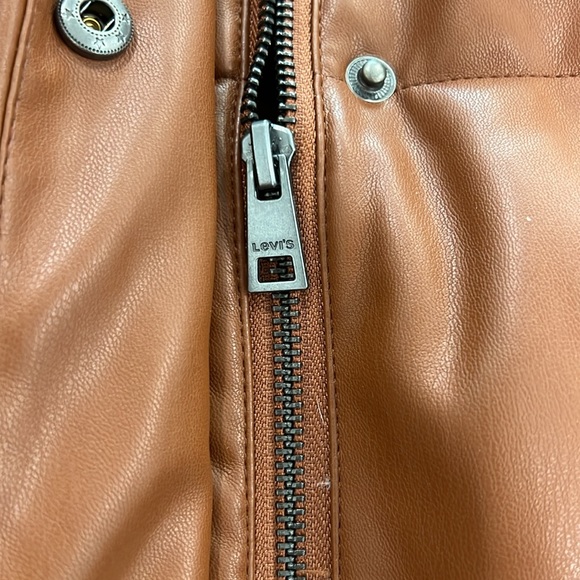 Women’s Levis oversized puffer vest-camel color size Small - Picture 4 of 7